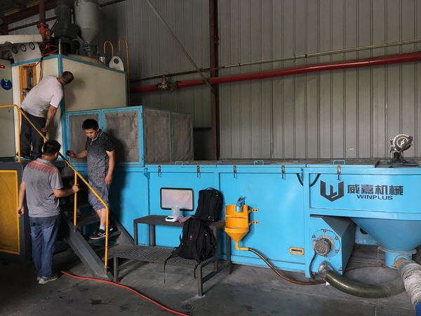 公司總經(jīng)理親自帶領(lǐng)售后服務(wù)人員對(duì)公司的老客戶